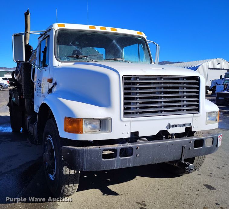 image for item DV6711 1992 International 4900 oil distributor truck