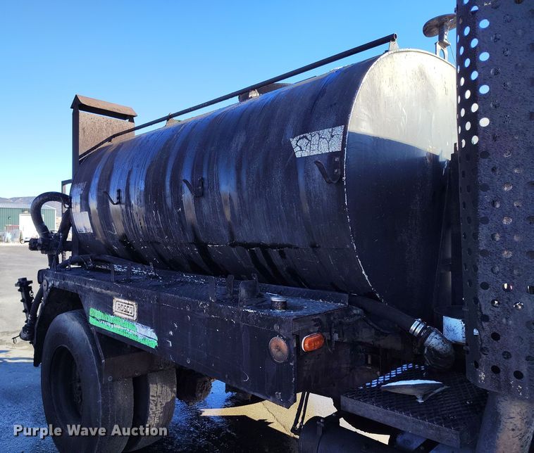 image for item DV6711 1992 International 4900 oil distributor truck