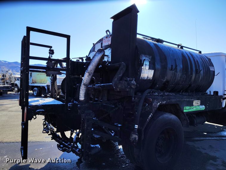 image for item DV6711 1992 International 4900 oil distributor truck