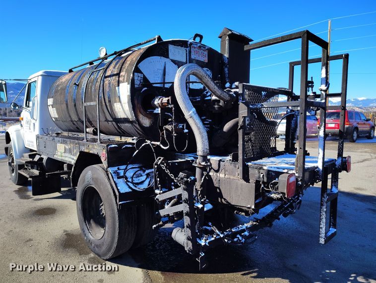 image for item DV6711 1992 International 4900 oil distributor truck