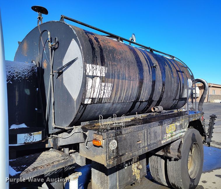 image for item DV6711 1992 International 4900 oil distributor truck