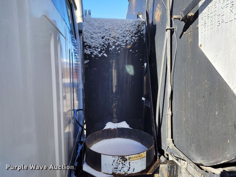 image for item DV6711 1992 International 4900 oil distributor truck