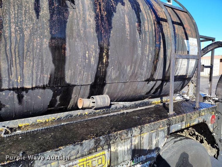 image for item DV6711 1992 International 4900 oil distributor truck