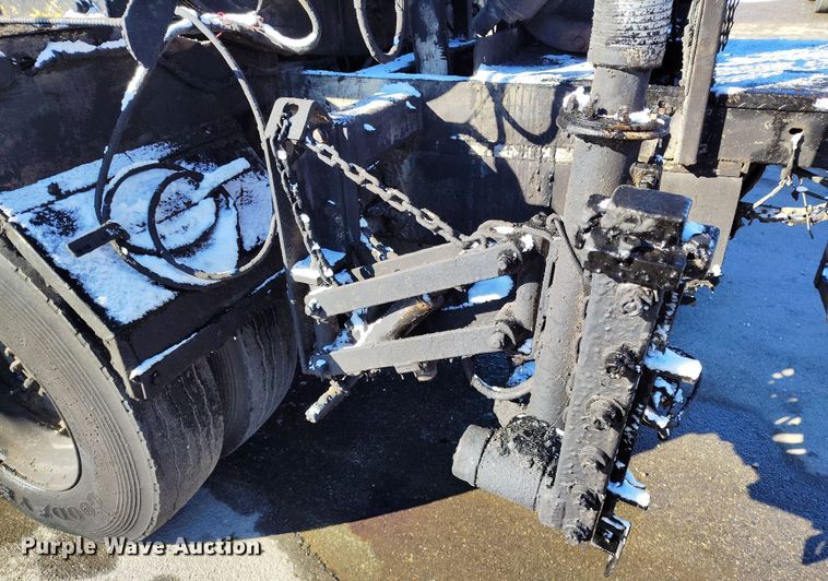 image for item DV6711 1992 International 4900 oil distributor truck