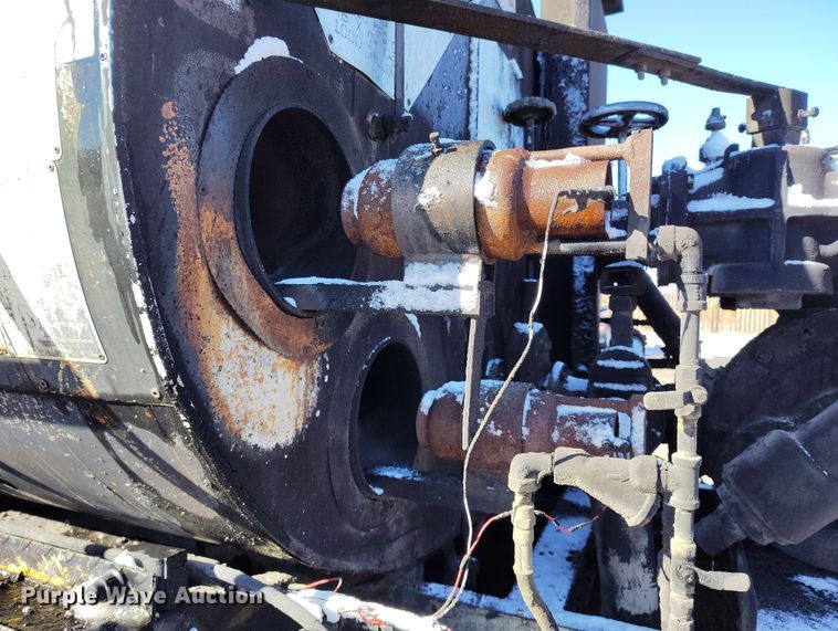 image for item DV6711 1992 International 4900 oil distributor truck