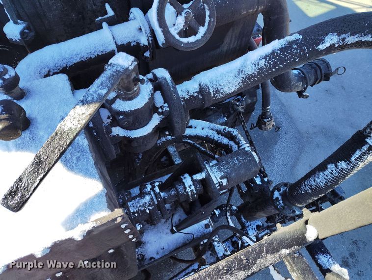 image for item DV6711 1992 International 4900 oil distributor truck