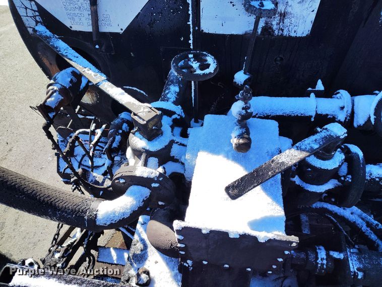 image for item DV6711 1992 International 4900 oil distributor truck