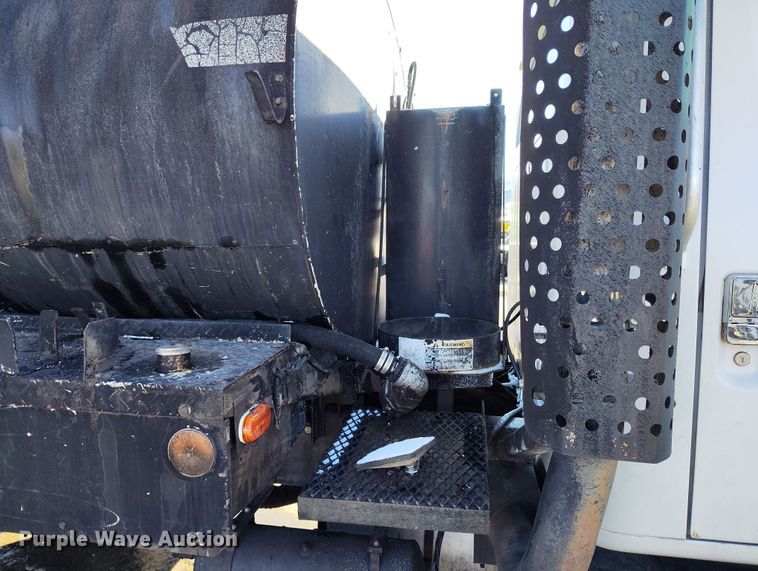 image for item DV6711 1992 International 4900 oil distributor truck