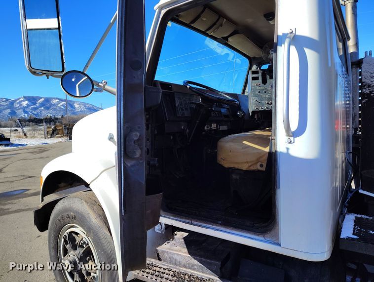 image for item DV6711 1992 International 4900 oil distributor truck