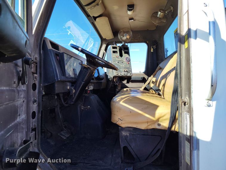 image for item DV6711 1992 International 4900 oil distributor truck