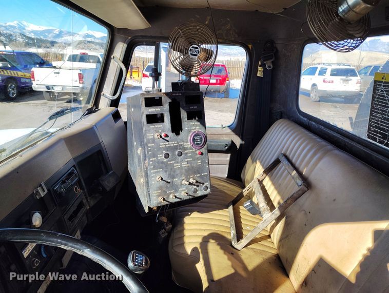 image for item DV6711 1992 International 4900 oil distributor truck