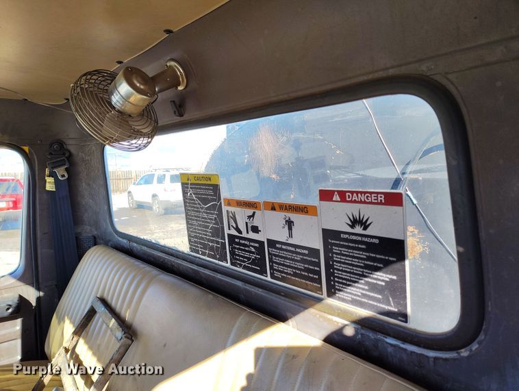 image for item DV6711 1992 International 4900 oil distributor truck