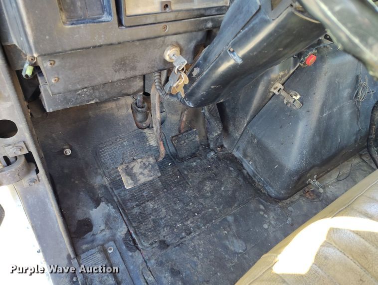 image for item DV6711 1992 International 4900 oil distributor truck