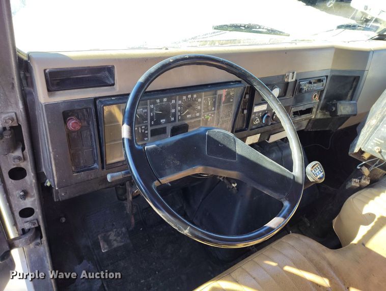 image for item DV6711 1992 International 4900 oil distributor truck