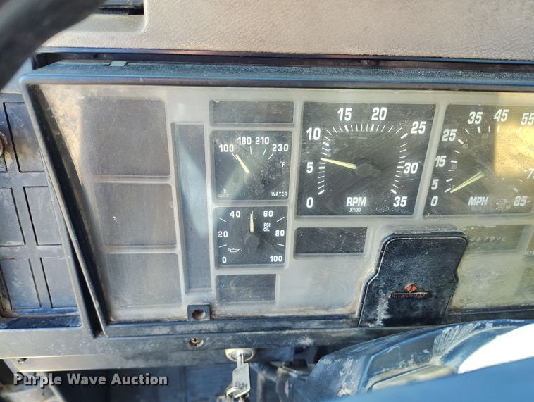 image for item DV6711 1992 International 4900 oil distributor truck