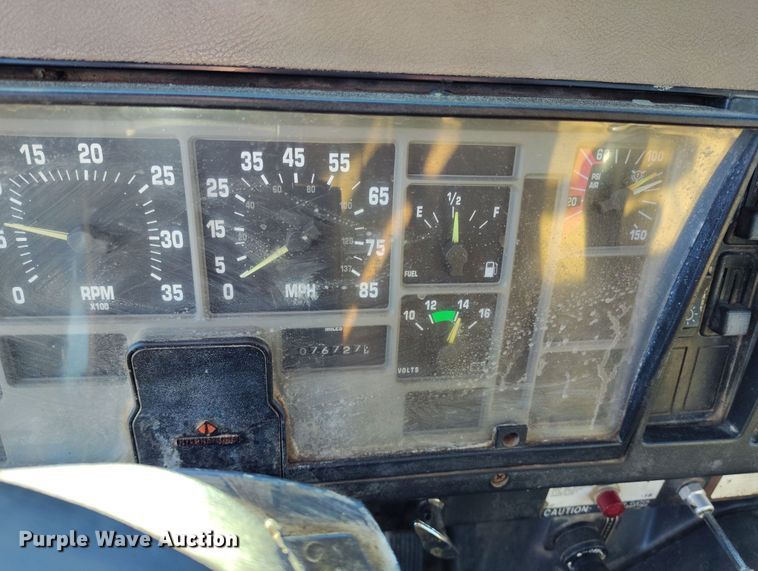 image for item DV6711 1992 International 4900 oil distributor truck