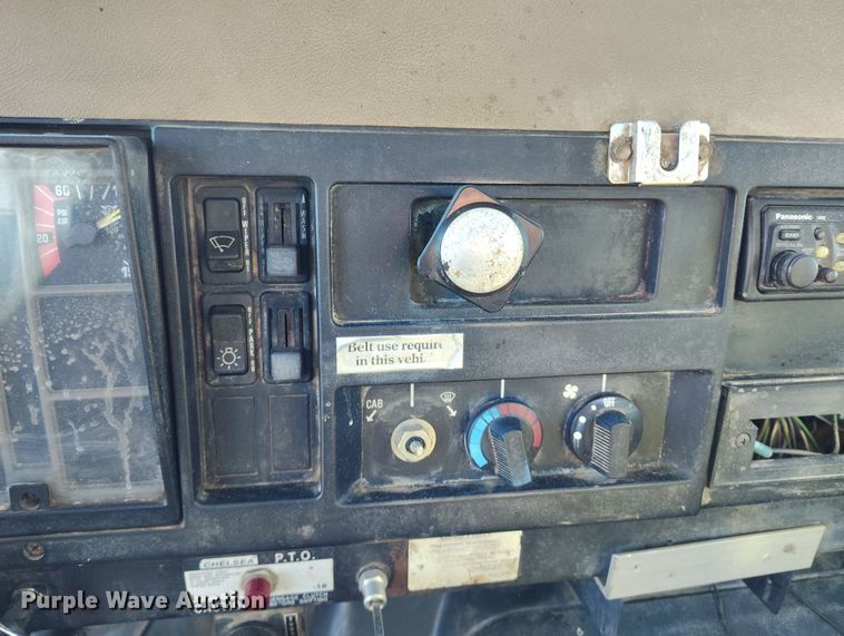 image for item DV6711 1992 International 4900 oil distributor truck