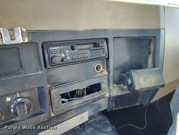 image for item DV6711 1992 International 4900 oil distributor truck