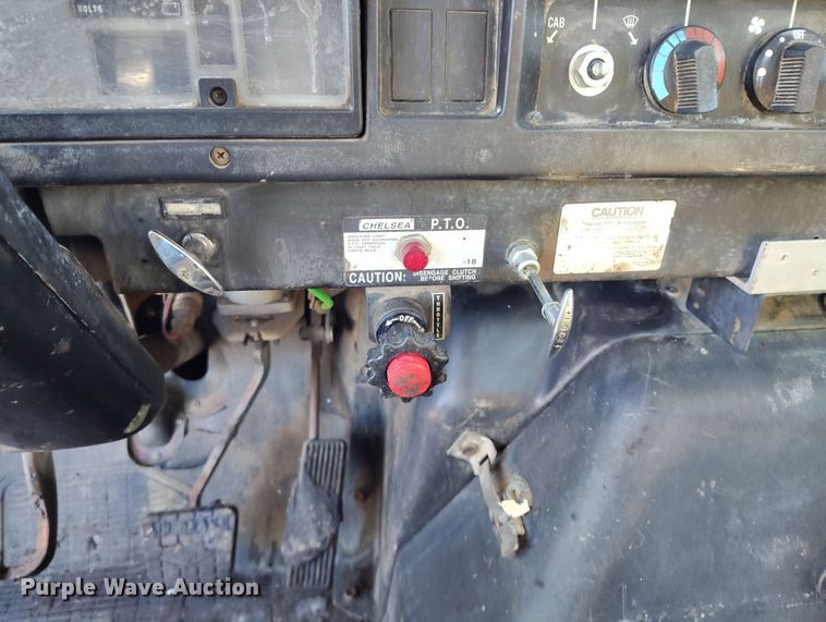 image for item DV6711 1992 International 4900 oil distributor truck