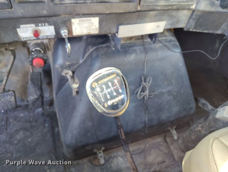 image for item DV6711 1992 International 4900 oil distributor truck