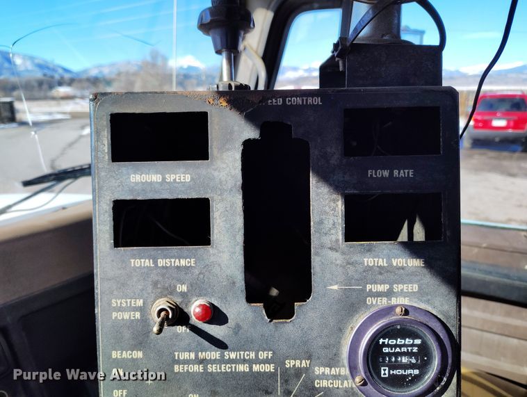 image for item DV6711 1992 International 4900 oil distributor truck