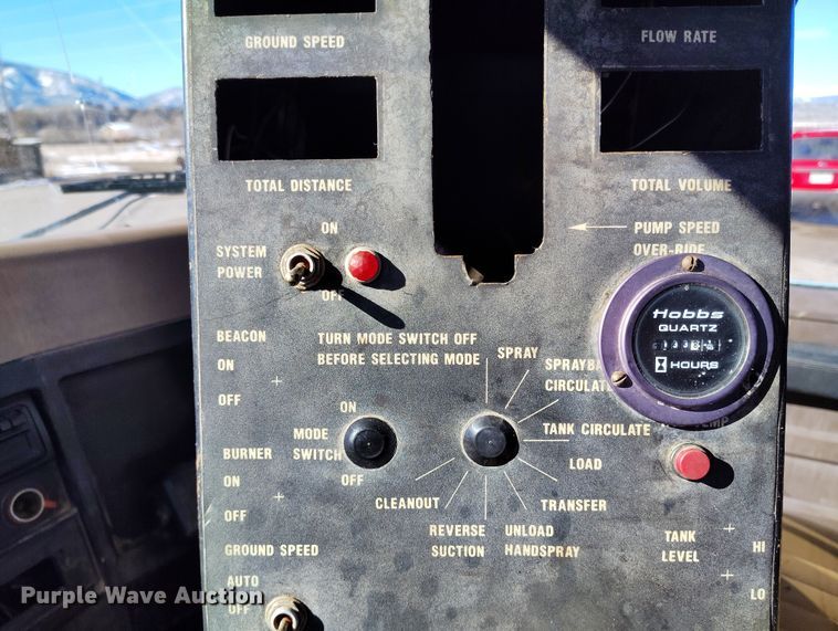 image for item DV6711 1992 International 4900 oil distributor truck