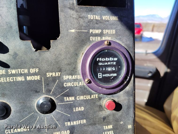 image for item DV6711 1992 International 4900 oil distributor truck