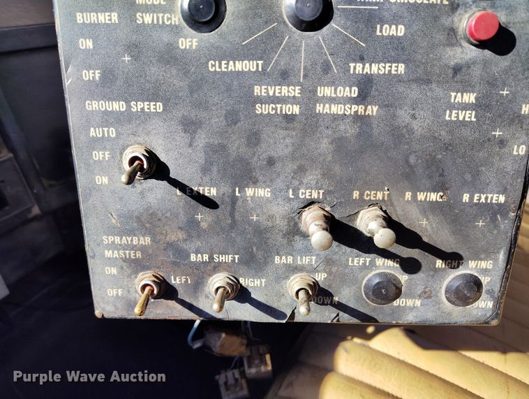 image for item DV6711 1992 International 4900 oil distributor truck