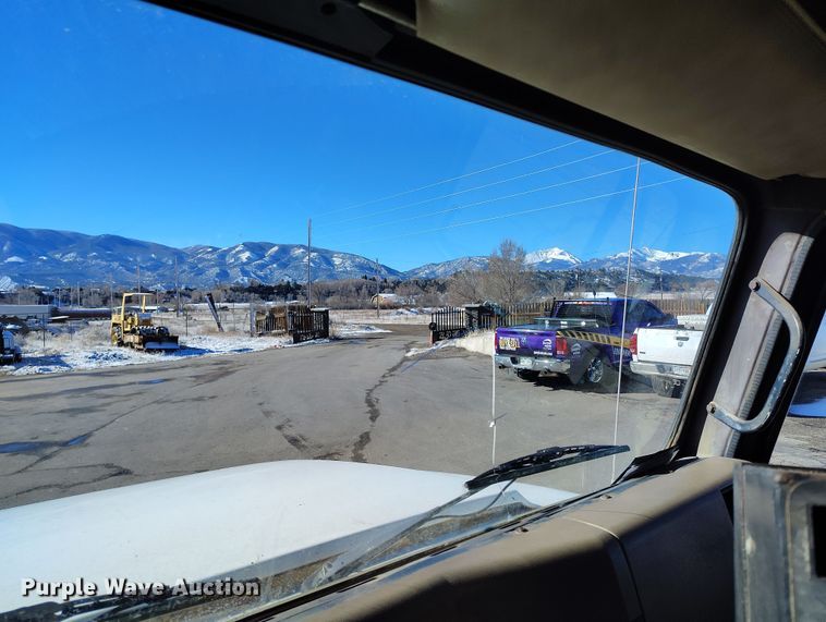 image for item DV6711 1992 International 4900 oil distributor truck