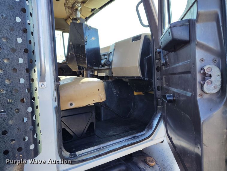 image for item DV6711 1992 International 4900 oil distributor truck