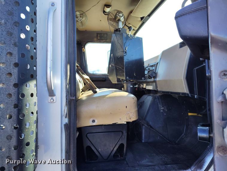 image for item DV6711 1992 International 4900 oil distributor truck