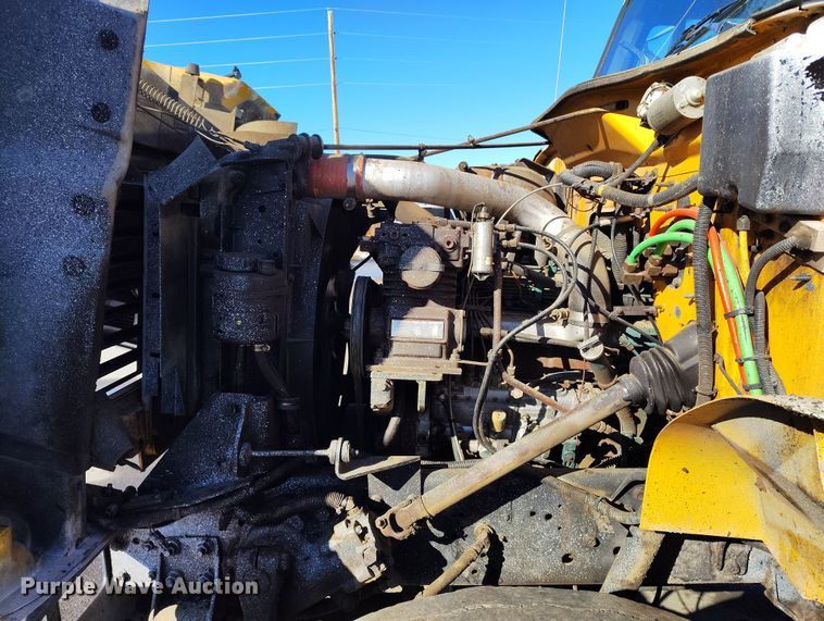 image for item DV6711 1992 International 4900 oil distributor truck