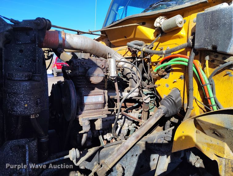 image for item DV6711 1992 International 4900 oil distributor truck