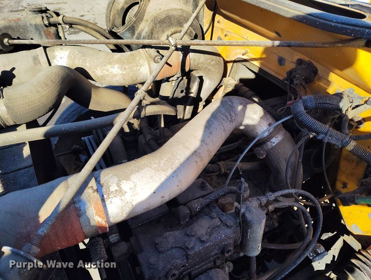 image for item DV6711 1992 International 4900 oil distributor truck