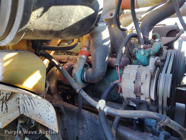 image for item DV6711 1992 International 4900 oil distributor truck