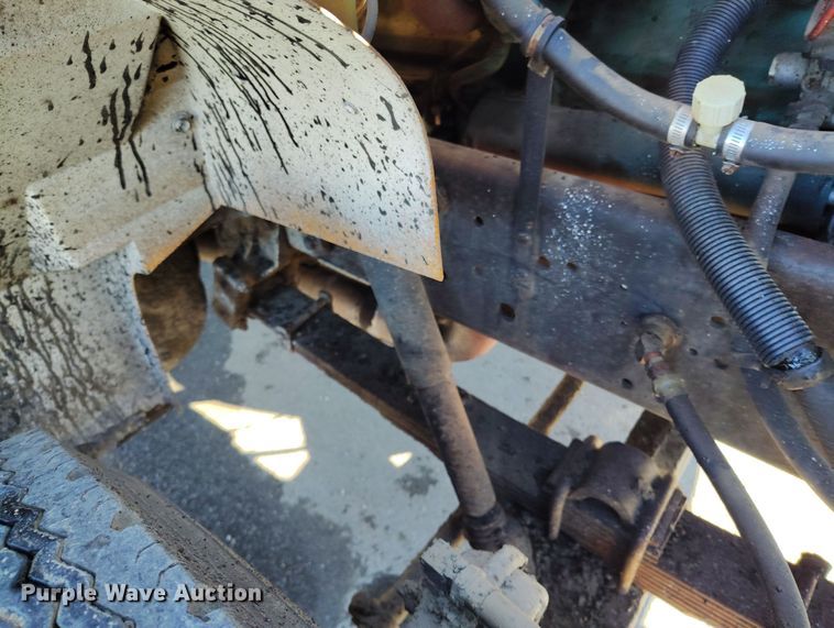 image for item DV6711 1992 International 4900 oil distributor truck