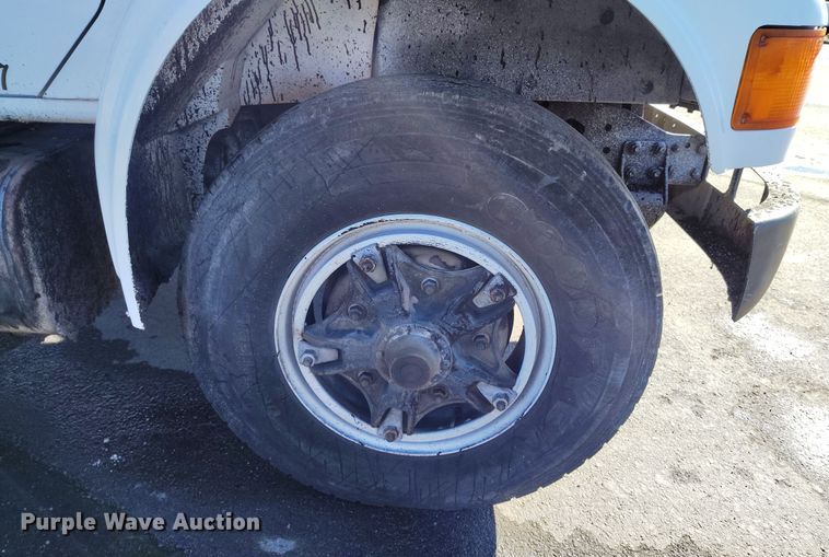 image for item DV6711 1992 International 4900 oil distributor truck