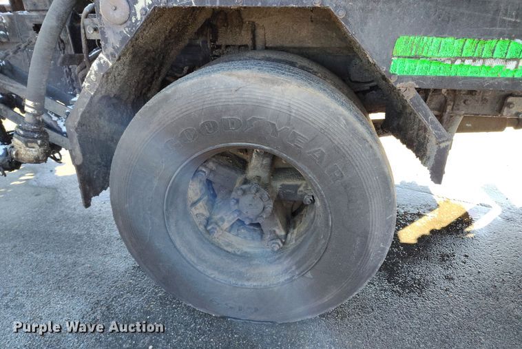 image for item DV6711 1992 International 4900 oil distributor truck