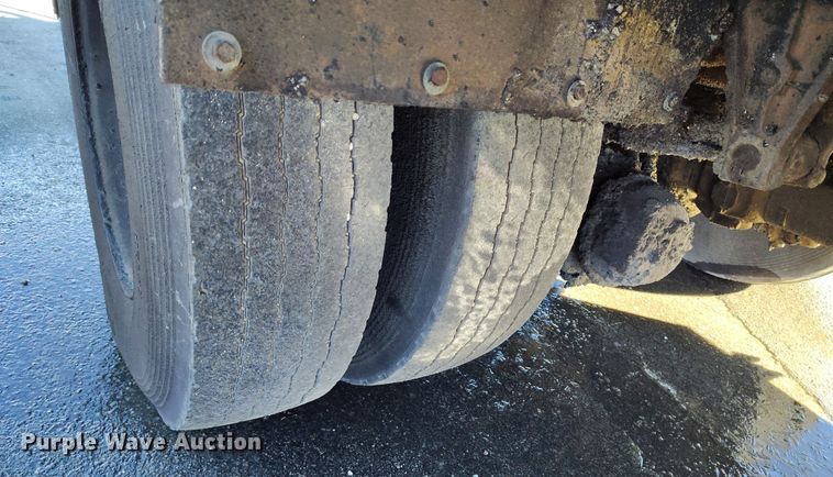 image for item DV6711 1992 International 4900 oil distributor truck