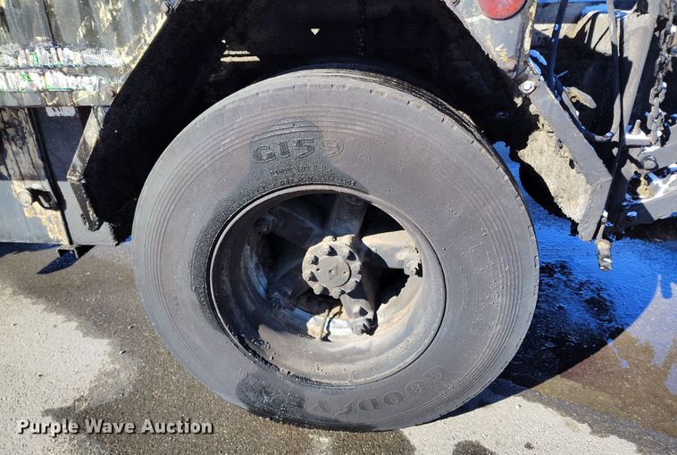 image for item DV6711 1992 International 4900 oil distributor truck