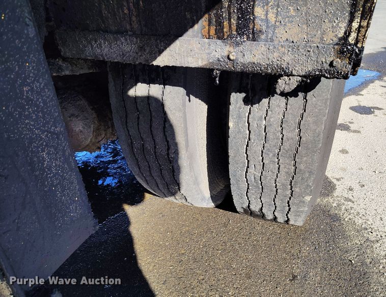 image for item DV6711 1992 International 4900 oil distributor truck