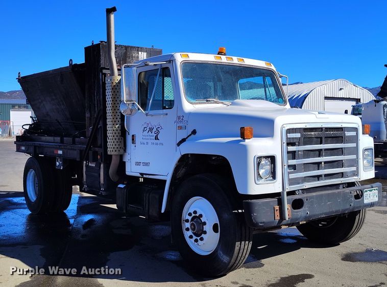 image for item DV6712 1986 International  1754 pothole patcher truck