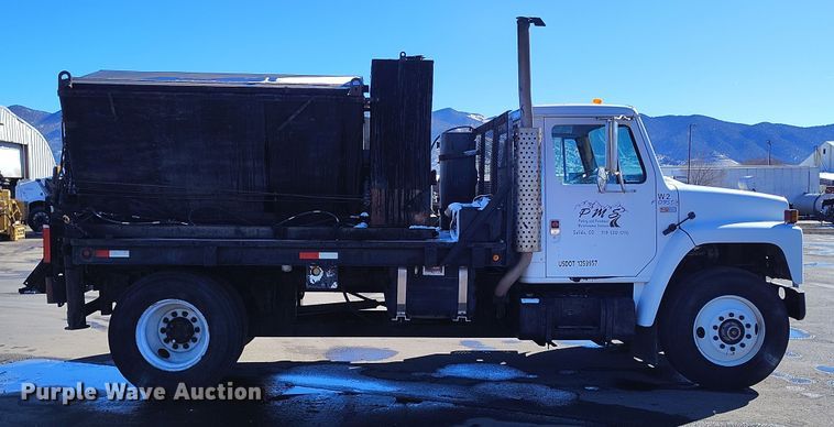 image for item DV6712 1986 International  1754 pothole patcher truck