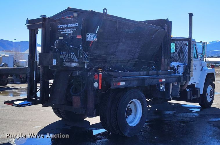 image for item DV6712 1986 International  1754 pothole patcher truck