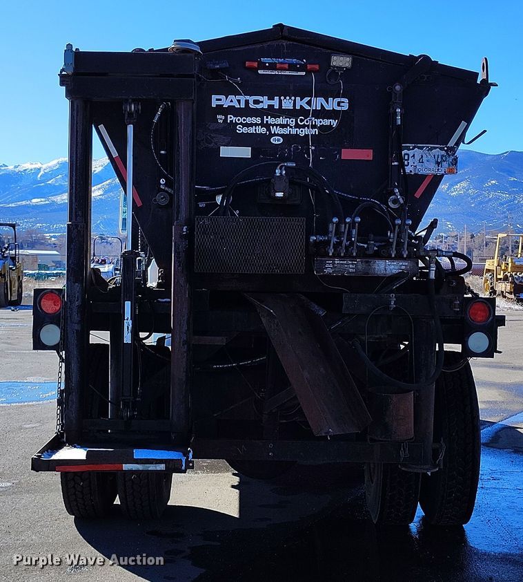 image for item DV6712 1986 International  1754 pothole patcher truck