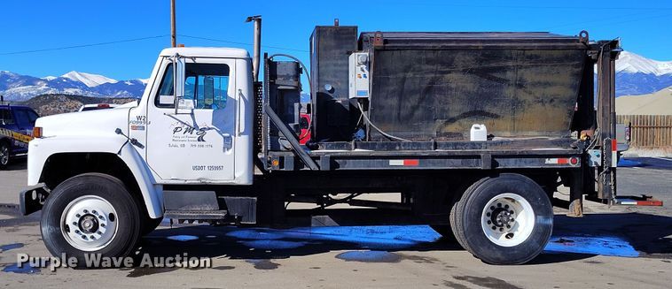 image for item DV6712 1986 International  1754 pothole patcher truck