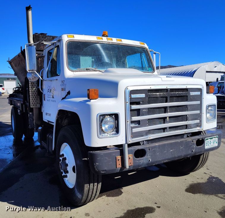 image for item DV6712 1986 International  1754 pothole patcher truck