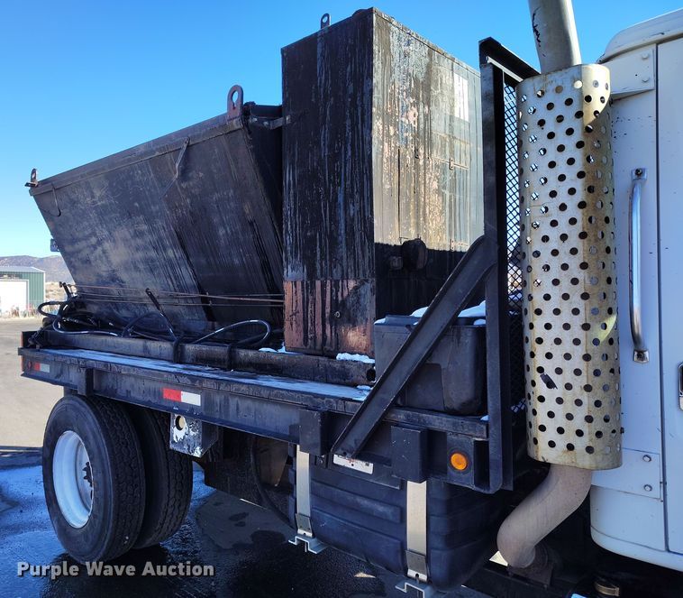 image for item DV6712 1986 International  1754 pothole patcher truck