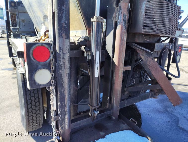 image for item DV6712 1986 International  1754 pothole patcher truck