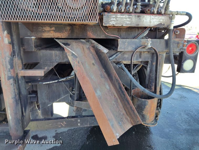 image for item DV6712 1986 International  1754 pothole patcher truck